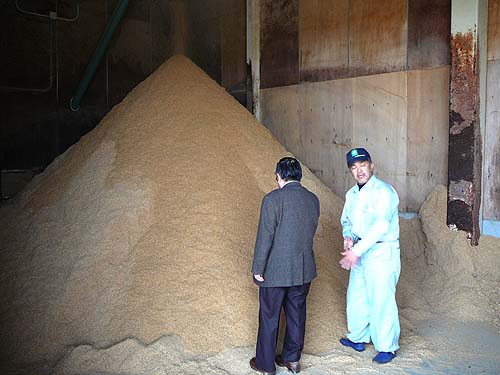 「米ぬかと粉砕籾殻の肥料」山形実験農場〜創健社/風と光のファクトリ 「米ぬかと粉砕籾殻の肥料」山形実験農場〜創健社/風と光のファクトリ